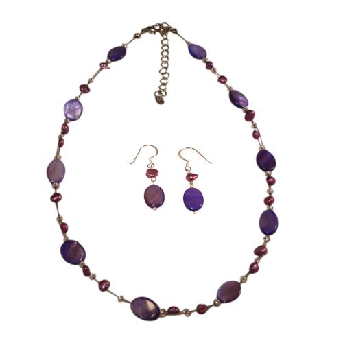 Schmuckset: Kette + Ohrringe aus lilafarbenen Perlen und ovalen Perlmuttmuschelstücken