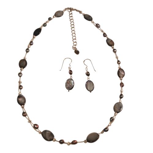 Schmuckset: Kette + Ohrringe aus grauen Perlen und ovalen Perlmuttmuschelstücken