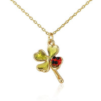 Load image into Gallery viewer, Kette 18 karat vergoldet Kleeblatt Glück Marienkäfer Kristall Emaille nickelfrei Karabiner rot grün
