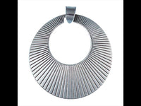 Load image into Gallery viewer, Silberanhänger Kreis Strahlen Loch Anhänger Sterling Silber 925er nickelfrei
