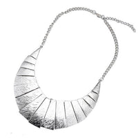 Load image into Gallery viewer, Schmuckset Ohrringe Kette Collier gerillt silbern Brass Dreieck Sichel
