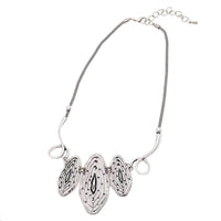 Load image into Gallery viewer, Ketten Halskette Edelstahl Wellen Spirale Oval silberfarben  Länge 23 cm
