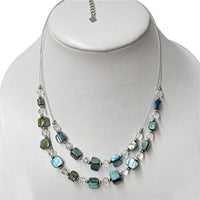 Load image into Gallery viewer, Perlenkette, Damenkette aus Glasperlen und blau-grüngefärbten Perlmuttmuscheln.
