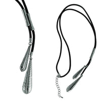 Cargar imagen en el visor de la galería, Kette Kautschuk-Band schwarz Anhänger Messing Tropfen ungleich lang 83-90 cm
