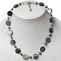 Load image into Gallery viewer, Halskette grau lila Perlmutt Muschel Perlen Scheiben
