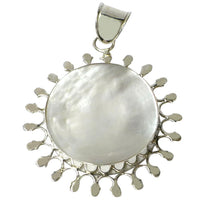 Cargar imagen en el visor de la galería, Perlmutt-Anhänger, kreisrunder Damenanhänger aus 925er Sterlingsilber und Perlmutt, mit sonnenförmiger Silber Umrandung, ca. 35mm Ø
