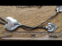 Load image into Gallery viewer, Kette Kautschuk-Band schwarz Anhänger Messing Herzen unregelmäßige Form 76-82 cm
