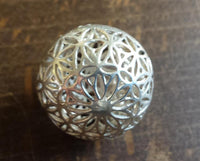 Load image into Gallery viewer, Anhänger Kugel versilbert hohl Blume des Lebens Silber gestanzt 24 mm Messing
