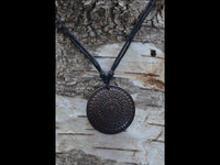 Load image into Gallery viewer, Halskette Holz verstellbar Anhänger Mandala balinesisch
