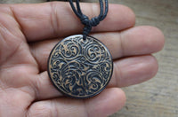 Load image into Gallery viewer, Halskette Holz verstellbar Anhänger rund Ranken
