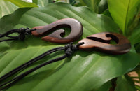 Load image into Gallery viewer, Kette Holz Hei Matau Angelhaken Anhänger verstellbar
