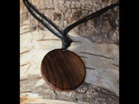 Load image into Gallery viewer, Halskette Holz verstellbar Anhänger rund Vegvisir
