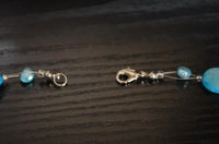 Load image into Gallery viewer, lange Perlen Halskette hell blau Perlmutt Scheiben 64cm
