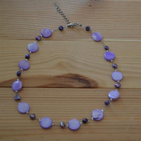 Load image into Gallery viewer, Halskette lila Perlmutt Muschel Perlen Scheiben 42-48cm

