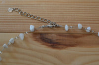 Load image into Gallery viewer, Halskette Perlmutt Scheiben Zebra Perlen Steinsplitter weiß
