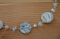 Load image into Gallery viewer, Halskette Perlmutt Scheiben Zebra Perlen Steinsplitter weiß
