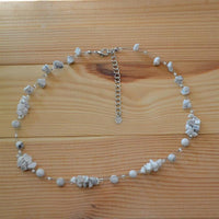 Cargar imagen en el visor de la galería, Halskette Perlen Stein Splitter Bündel weiß 42- 48cm
