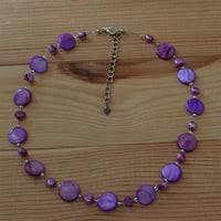 Load image into Gallery viewer, Halskette lila violett Perlmutt Muschel Perlen Scheiben
