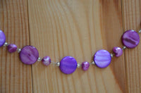 Load image into Gallery viewer, Halskette lila violett Perlmutt Muschel Perlen Scheiben

