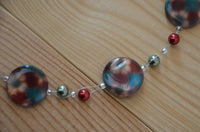 Load image into Gallery viewer, Halskette Perlmutt Muschel Scheiben Blumen Perlen grün rot
