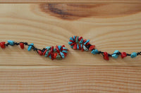 Cargar imagen en el visor de la galería, Halskette Steinsplitter Baumwolle schwarz türkis rot
