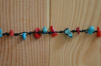 Cargar imagen en el visor de la galería, Halskette Steinsplitter Baumwolle schwarz türkis rot
