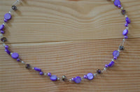 Load image into Gallery viewer, Halskette Glas Perlen Perlmutt Scheiben Glitzer lila 42-48cm
