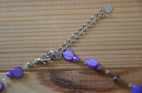 Load image into Gallery viewer, Halskette Glas Perlen Perlmutt Scheiben Glitzer lila 42-48cm

