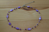 Load image into Gallery viewer, Halskette Glas Perlen Perlmutt Scheiben oval lila 42-48cm
