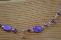 Load image into Gallery viewer, Halskette Glas Perlen Perlmutt Scheiben oval lila 42-48cm
