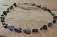 Load image into Gallery viewer, Halskette grau blau Perlmutt Muschel Perlen Scheiben
