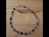 Load image into Gallery viewer, Halskette grau blau Perlmutt Muschel Perlen Scheiben
