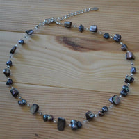 Load image into Gallery viewer, Perlen Perlmutt Halskette Muschel Stücke lila braun grau
