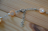 Load image into Gallery viewer, Halskette hell orange Perlen Perlmutt Muschel Plättchen
