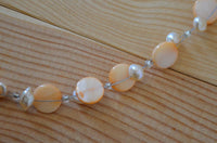 Load image into Gallery viewer, Halskette hell orange Perlen Perlmutt Muschel Plättchen
