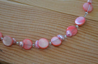 Load image into Gallery viewer, rosa Halskette Perlen Perlmutt Muschel Plättchen 42-48cm
