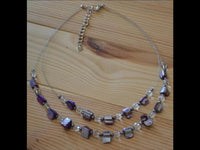 Load image into Gallery viewer, lila Halskette zweireihig mit Glasperlen Perlmutt Splitter
