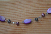 Load image into Gallery viewer, Halskette Glitzer Perlen Perlmutt Scheiben oval lila
