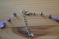 Load image into Gallery viewer, Halskette Glitzer Perlen Perlmutt Scheiben oval lila
