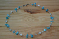 Cargar imagen en el visor de la galería, Halskette Perlmutt Splitter türkis Perlen weiß 42 cm
