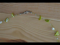 Cargar imagen en el visor de la galería, Kette Steinsplitter Perlen Glasperlen Damen Zuchtperlen Schmuck oliv grün weiß 42 cm nickelfrei
