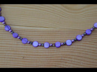 Load image into Gallery viewer, Halskette Glas Perlen Perlmutt Scheiben Glitzer lila
