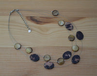 Load image into Gallery viewer, Halskette dreilagig braun Perlmutt Plättchen Flecken
