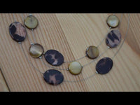 Load image into Gallery viewer, Halskette dreilagig braun Perlmutt Plättchen Flecken
