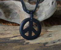 Load image into Gallery viewer, Kette Sono Holz Peace Anhänger schwarz 3,3 cm verstellbar Baumwollkette
