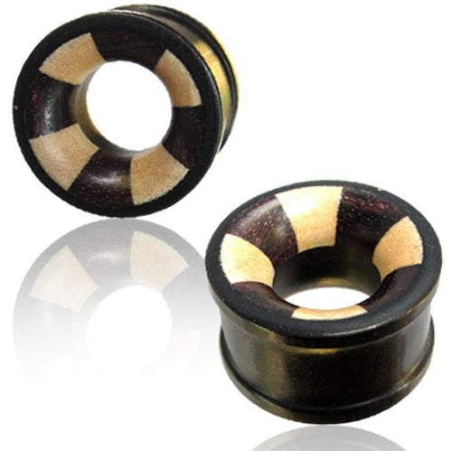 A pair of handgeschnitzte, laminierte Holztunnel "braun weiß schwarz drei Hölzer" Tribal Plugs mit Flared-Design und kreisförmigem Muster, präsentiert auf reflektierendem Weiß.