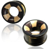 Cargar imagen en el visor de la galería, A pair of handgeschnitzte, laminierte Holztunnel &quot;braun weiß schwarz drei Hölzer&quot; Tribal Plugs mit Flared-Design und kreisförmigem Muster, präsentiert auf reflektierendem Weiß.
