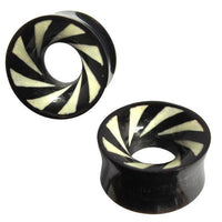 Load image into Gallery viewer, Horn Tunnel schwarz mit Spiral Muster weiß schwarz handgeschnitzt Tribal Buffalo Plug Ohrstecker
