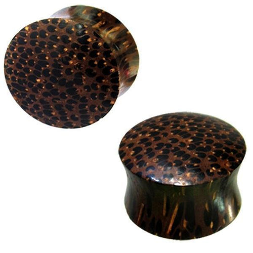 Two cylindrical Holzplug Palmenholz Plugs, dunkelbraun mit schwarz Punktmuster, handgeschnitzt im Tribal-Stil. Sie haben leicht geflarete Ränder und eine organisch wirkende Holzstruktur auf den flachen Seiten.