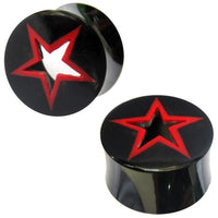 Cargar imagen en el visor de la galería, The Büffelhorn Tunnel Stern rot schwarz is a pair of black horn flesh plugs with red-outlined star cutouts. These glossy organic expanders are designed for stretched ear piercings and are shown from different angles.
